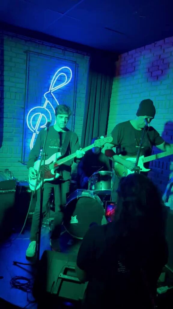 rock da cachorra no bar das artes.MP4