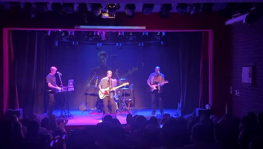 WhatsApp Video 2025-03-13 at 22.54.18.mp4